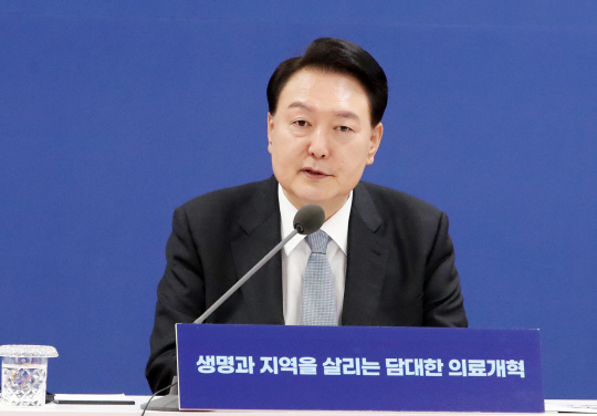 윤석열 대통령이 19일 충북 청주 충북대학교 개신문화관에서 열린 생명과 지역을 살리는 필수의료혁신 전략회의에서 발언하고 있다. 대통령실통신사진기자단=연합뉴스